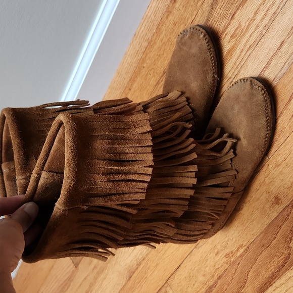 Minnetonka 3-Layer Fringe Boots - Picture 16 of 17
